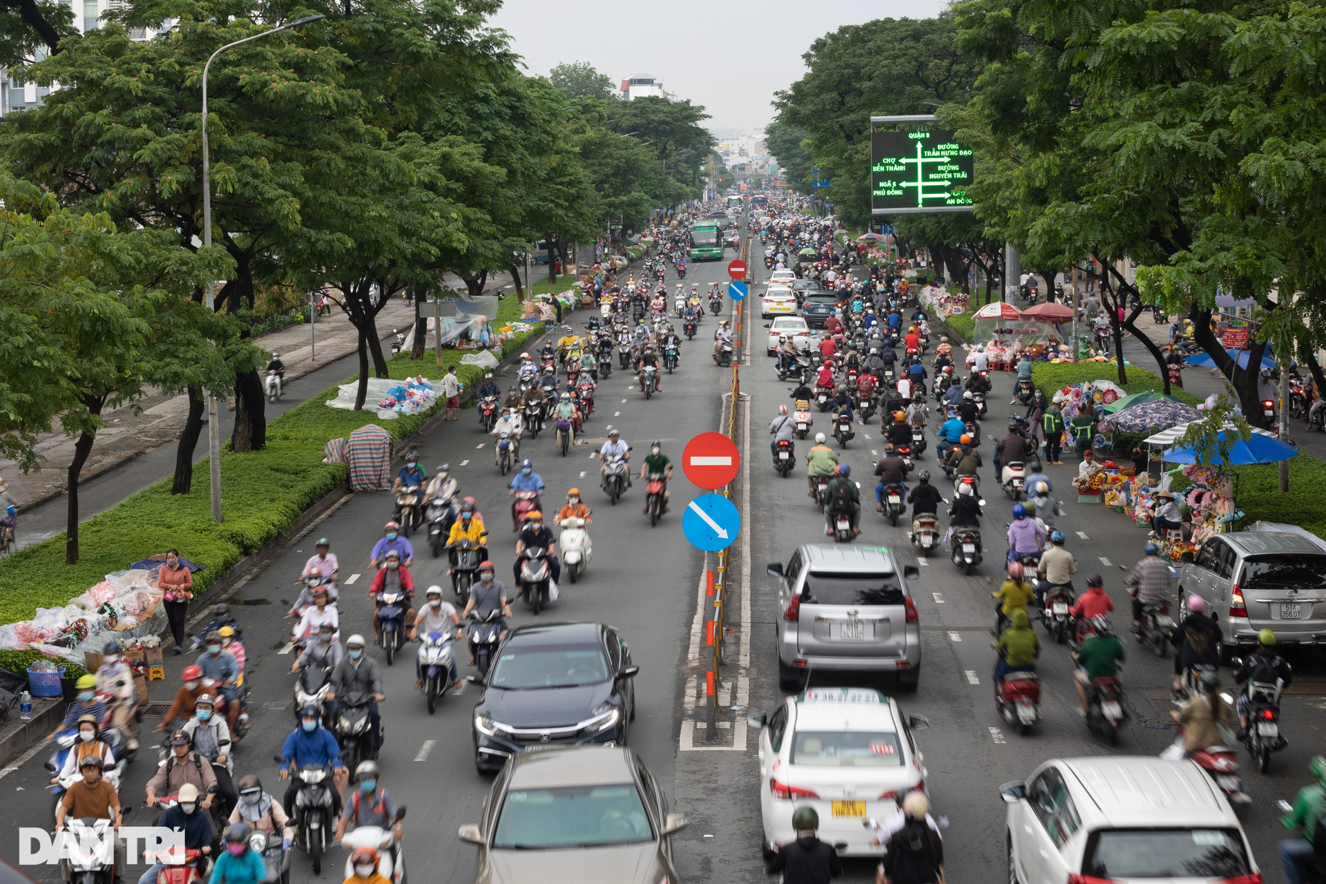 Đường phố TPHCM tràn ngập hoa, quà lưu niệm trong ngày Phụ nữ Việt Nam - 1 Đường phố TPHCM tràn ngập hoa, quà lưu niệm trong ngày Phụ nữ Việt Nam - 1