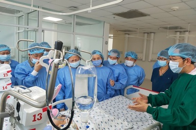 Phó chủ tịch nước đến thăm cặp song sinh vừa được tách dính