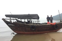 Tàu “lạ” không người lái trôi dạt vào bờ biển Hà Tĩnh