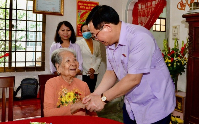 Chiều cùng ngày, Chủ tịch Quốc hội Vương Đình Huệ tới thăm, tặng quà Mẹ Việt Nam anh hùng Nguyễn Thị Vàng (phường 4, thành phố Trà Vinh, tỉnh Trà Vinh)