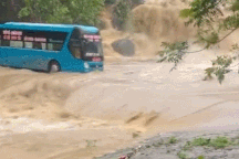 Nổi bật tuần qua: Tài xế xe khách liều lĩnh chạy qua dòng nước lũ chảy xiết