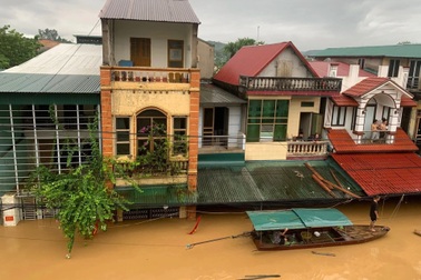 Nước sông Hồng dâng cao, nhà dân ngập sâu 3m ở Lào Cai