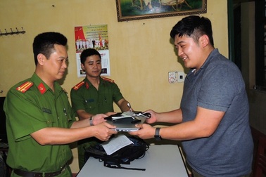 Công an phường trả lại tài sản cho người đàn ông Hàn Quốc