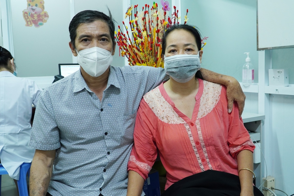 Lần đầu tiên tại Việt Nam, vợ không cùng nhóm máu hiến thận cứu chồng - 2 Lần đầu tiên tại Việt Nam, vợ không cùng nhóm máu hiến thận cứu chồng - 2