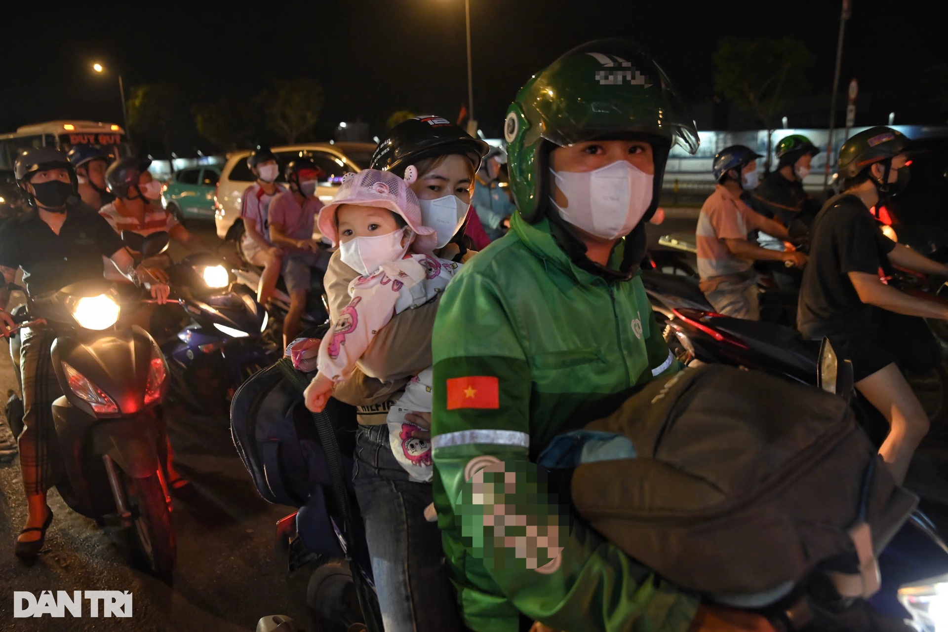 Cửa ngõ TPHCM, sân bay Tân Sơn Nhất kẹt cứng khi người dân về quê nghỉ Tết - 21 Cửa ngõ TPHCM, sân bay Tân Sơn Nhất kẹt cứng khi người dân về quê nghỉ Tết - 21