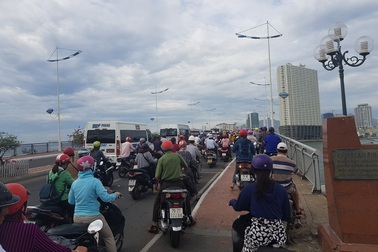 Cầu ven biển Nha Trang thông thoáng trở lại sau hơn 10 ngày ùn tắc kinh hoàng