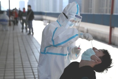 Chuyên gia Trung Quốc nói "không cần phải sợ" Omicron