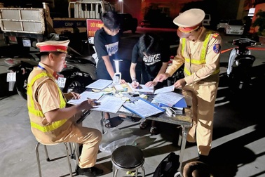 Hà Nội: Xử lý hàng loạt quái xế "đi bão" trong đêm