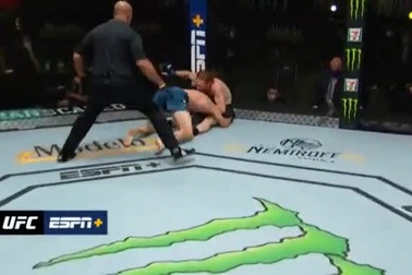 Võ sĩ suýt bị hạ gục vì nhầm tưởng hiệp đấu đã kết thúc