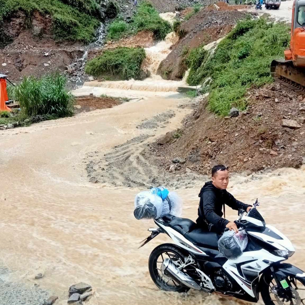 Khách lên Hà Giang gặp lũ xối xả khóc dở mếu dở bỏ hành trình - 2