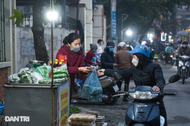 Nữ hộ sinh bị nợ lương ở Hà Nội "cởi blouse" đi bán rau vỉa hè nuôi con