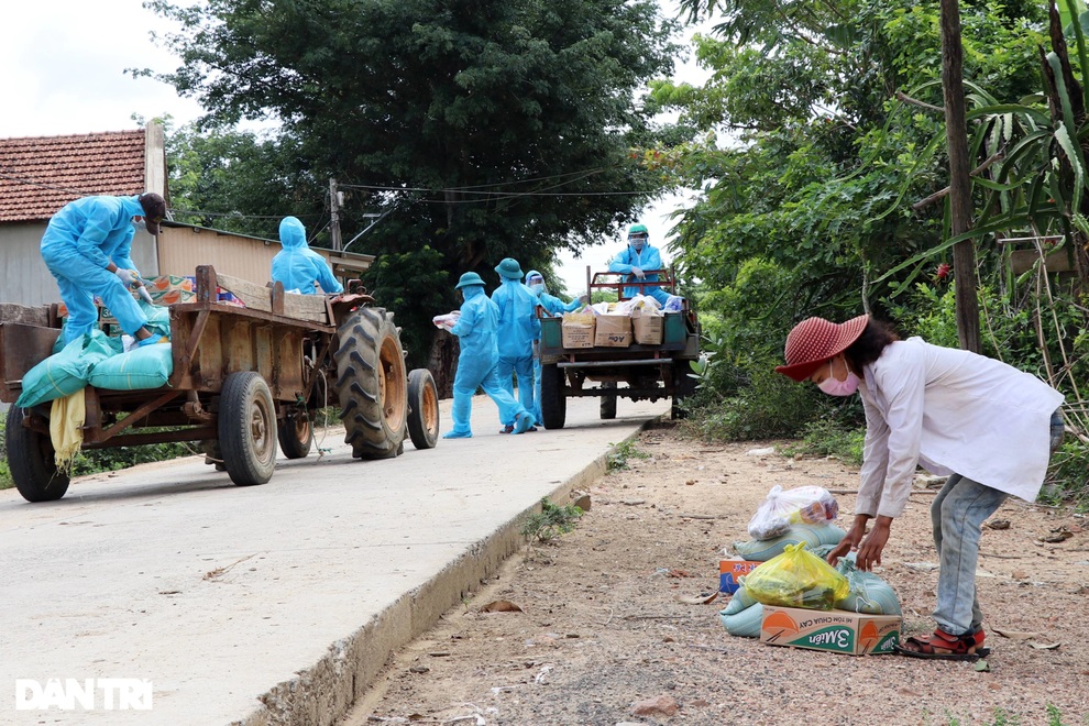 Chống giặc Covid-19 ở làng đồng bào Ê Đê - 6