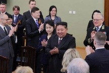 Ông Kim Jong-un đưa con gái đến thăm Đại sứ quán Nga