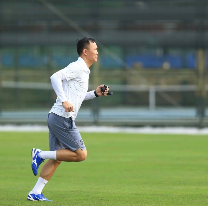 Hà Nội FC đổi ghế, Dương Hồng Sơn làm HLV trưởng - Ảnh 1. Hà Nội FC đổi ghế, Dương Hồng Sơn làm HLV trưởng - Ảnh 1.