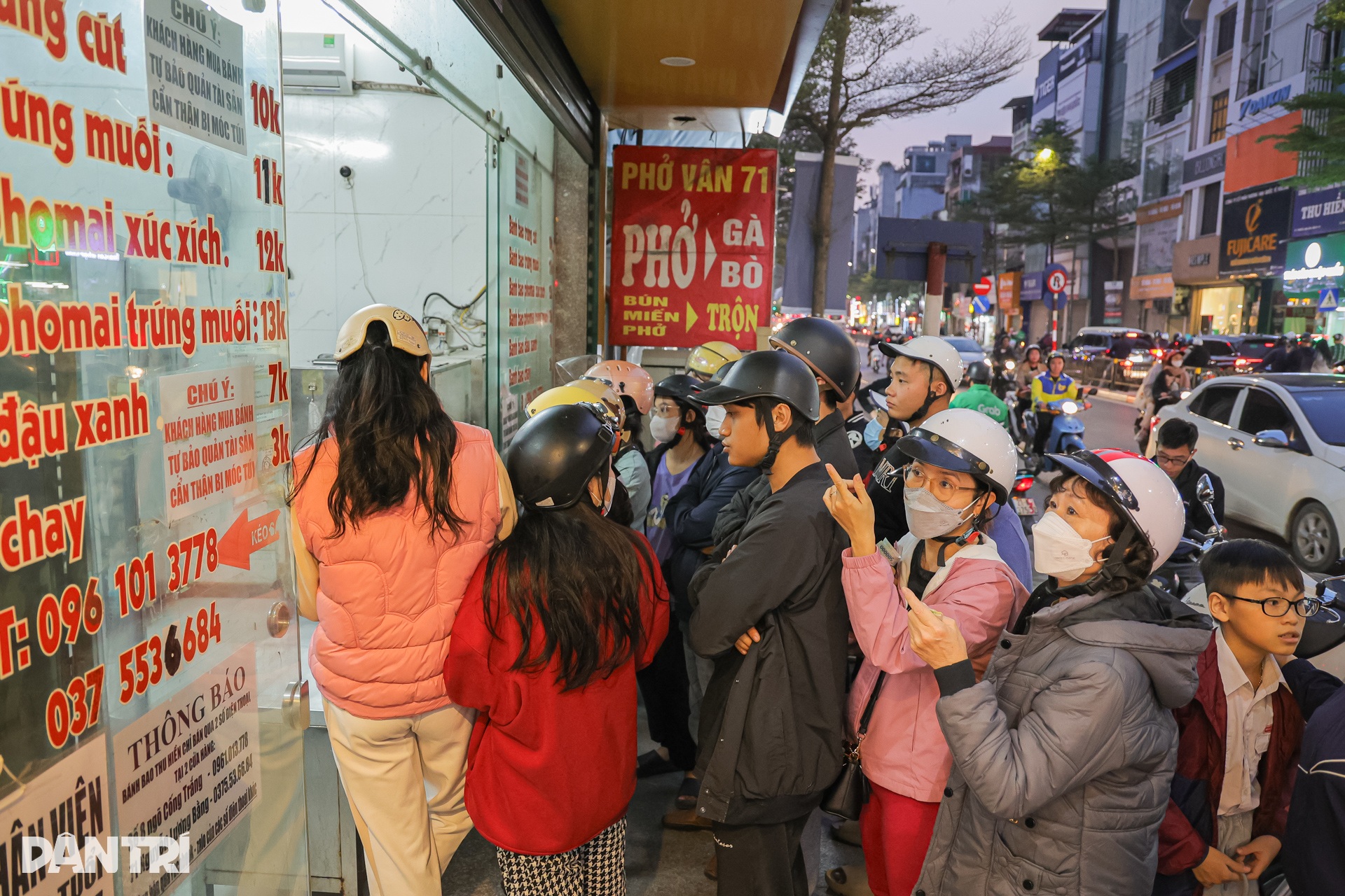 View - Hà Nội: Quán bánh bao bán 15.000 cái/ngày, khách xếp hàng dài chờ đến lượt | Báo Dân trí