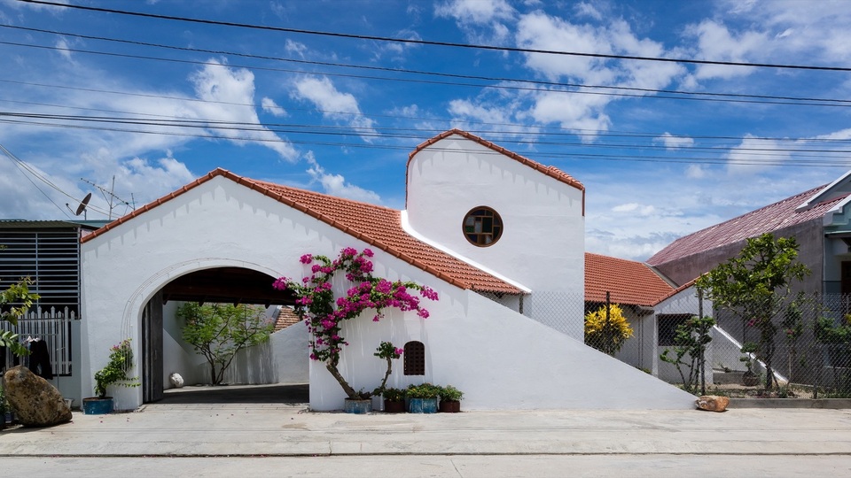 Vẻ sang trọng ẩn sau ngôi nhà ngói đỏ ở quê của gia đình Việt - 2