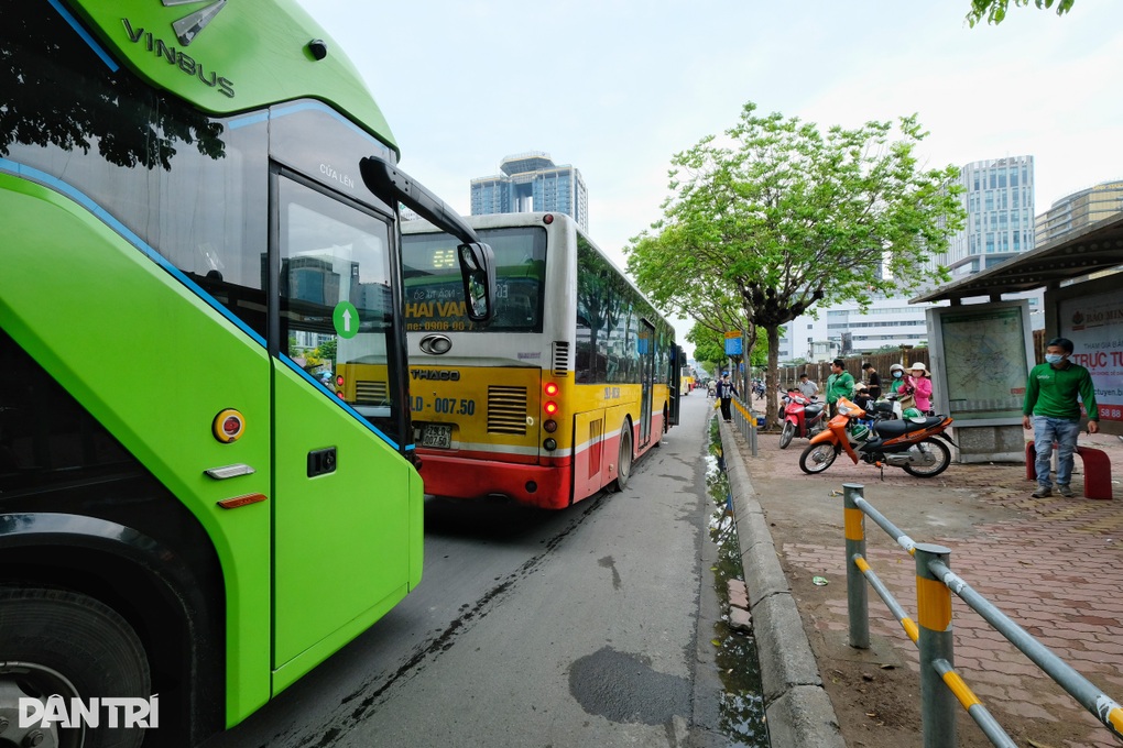 Hành khách chán ngán thái độ xe buýt, tài xế phân trần có muốn thế đâu - 2 Hành khách chán ngán thái độ xe buýt, tài xế phân trần có muốn thế đâu - 2