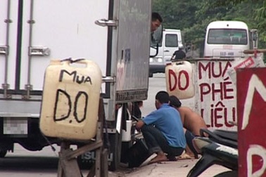 Nhộn nhịp “phố dầu lậu” Bình Dương