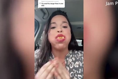 Được chứng nhận "miệng rộng nhất thế giới" giúp cô gái bớt... bất an