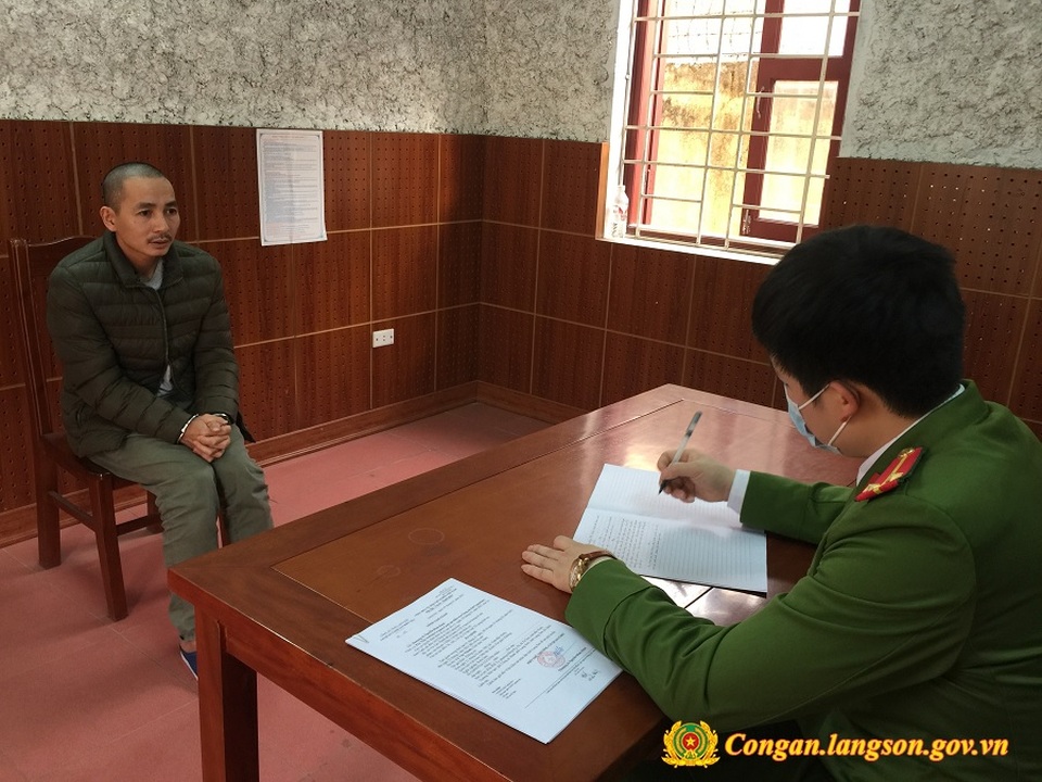 Đổ hóa chất vào cây sưa trong khuôn viên cơ quan nhà nước để bán 55 tỷ đồng - 1 Đổ hóa chất vào cây sưa trong khuôn viên cơ quan nhà nước để bán 55 tỷ đồng - 1