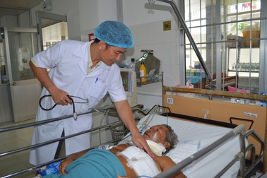 Lấy ra cả lít mủ từ bệnh nhân bị áp xe cổ - trung thất