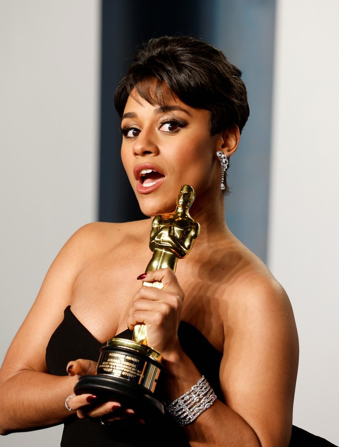 Người đẹp giành giải Oscar Ariana DeBose dự tiệc cùng bạn gái - 3 Người đẹp giành giải Oscar Ariana DeBose dự tiệc cùng bạn gái - 3