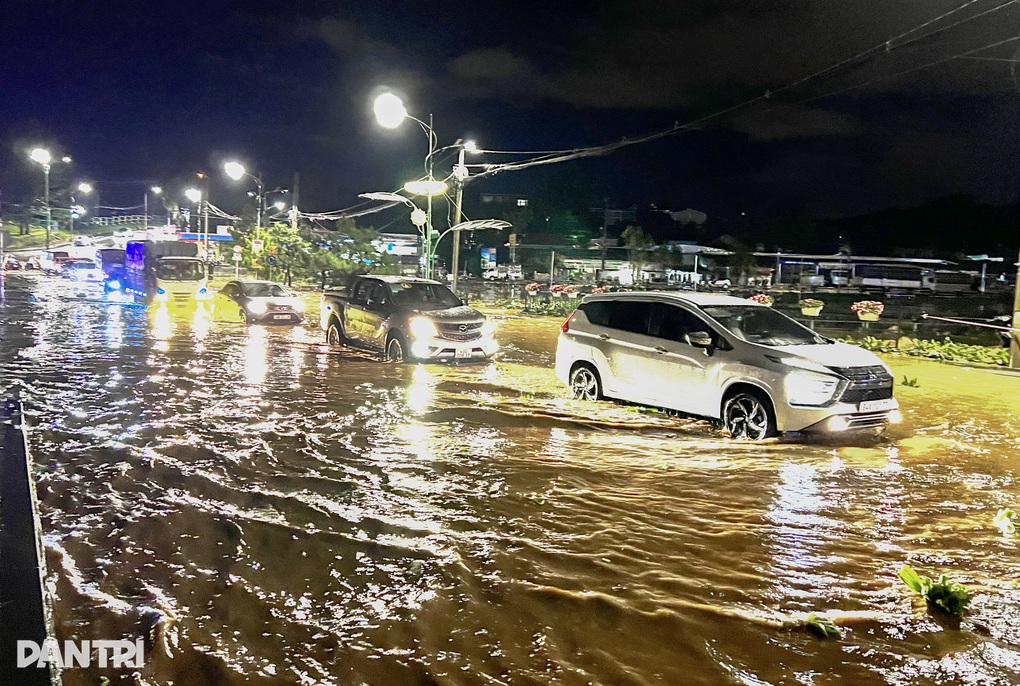 Sạt lở taluy ở Đà Lạt, 2 du khách thiệt mạng - 2 Sạt lở taluy ở Đà Lạt, 2 du khách thiệt mạng - 2
