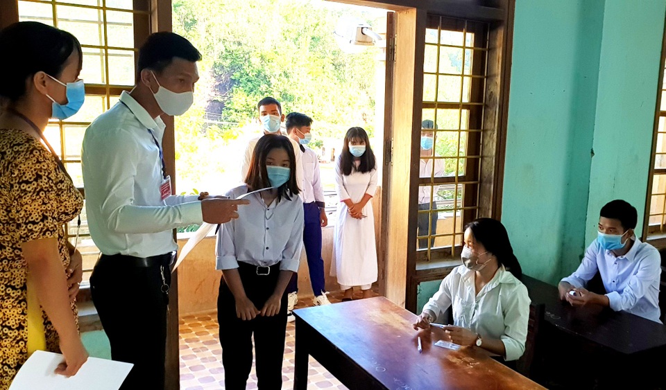 Quảng Nam: Tuyệt đối không đề xuất cán bộ có yếu tố dịch tễ đi coi thi - 2 Quảng Nam: Tuyệt đối không đề xuất cán bộ có yếu tố dịch tễ đi coi thi - 2