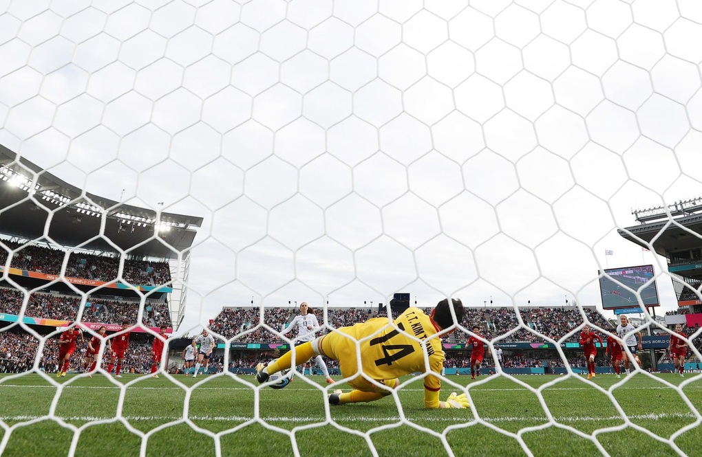Khoảnh khắc xúc động mặc áo dài, cầm cờ tổ quốc cổ vũ Việt Nam dự World Cup - 5 Khoảnh khắc xúc động mặc áo dài, cầm cờ tổ quốc cổ vũ Việt Nam dự World Cup - 5