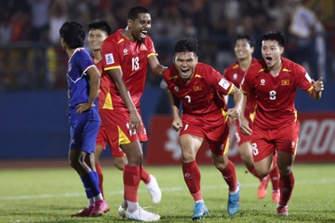 Đội tuyển Việt Nam chật vật đánh bại 10 cầu thủ Nepal