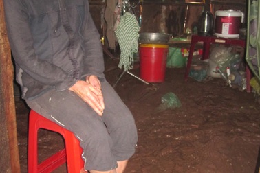 Mưa lớn làm ngập đường, trôi bờ kè phố núi