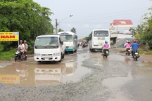 “Con đường đau khổ” ở Bạc Liêu: 7 năm vẫn… ì ạch thi công 7km đường!