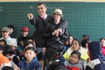 Đại sứ Úc tặng quà Tết cho học sinh khuyết tật