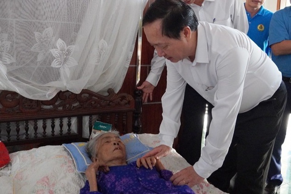 Quảng Bình: Thăm, tặng quà Bà mẹ Việt Nam anh hùng - 2 Quảng Bình: Thăm, tặng quà Bà mẹ Việt Nam anh hùng - 2