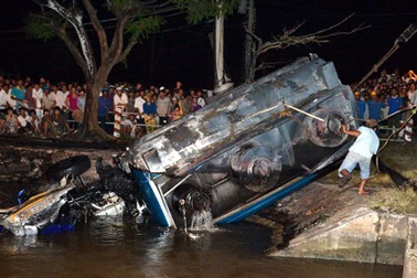 Xe bồn bốc cháy lao xuống kênh, 2 vợ chồng mất tích