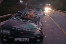 Ô tô con bị đè nát bét, 4 người trong một gia đình thương vong