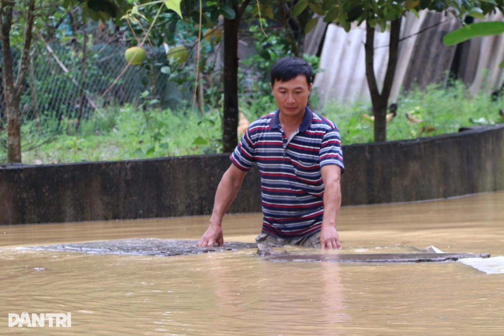 Đêm kinh hoàng chạy lũ: Nhà trên cao hỗ trợ nhà dưới thấp - 2 Đêm kinh hoàng chạy lũ: Nhà trên cao hỗ trợ nhà dưới thấp - 2