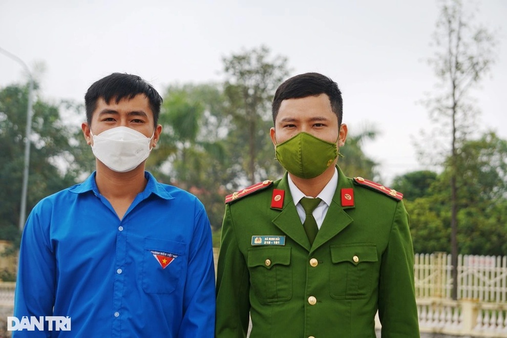 Giây phút giằng co với tử thần của Thượng úy công an cứu bé đuối nước - 1 Giây phút giằng co với tử thần của Thượng úy công an cứu bé đuối nước - 1