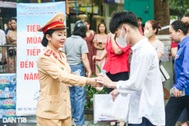 CSGT Hà Nội hỗ trợ sĩ tử "vượt vũ môn"
