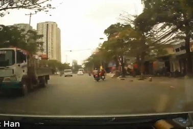 Tên cướp giật điện thoại khiến tài xế GrabBike và nữ hành khách ngã nhào