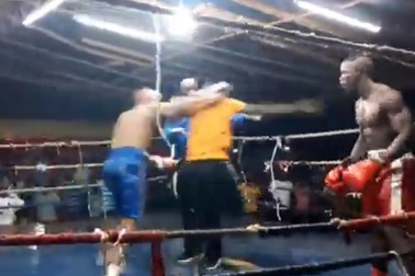 Võ sĩ lao vào đấm huấn luyện viên đối thủ, tạo nên màn hỗn chiến