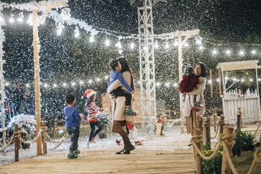 Du khách thích thú chơi đùa với tuyết ở "ngôi làng Bắc Âu" ngay gần Hà Nội