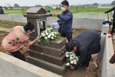 Hàng xóm chung tay xây mộ cho cháu bé 3 tuổi bị đóng đinh vào đầu