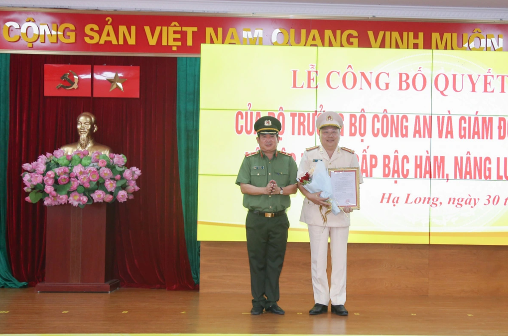 Thiếu tướng Đinh Văn Nơi trao quyết định thăng cấp bậc hàm cho cán bộ - 2 Thiếu tướng Đinh Văn Nơi trao quyết định thăng cấp bậc hàm cho cán bộ - 2