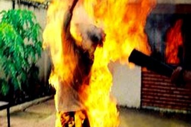 Mâu thuẫn với vợ, chồng tẩm xăng tự thiêu