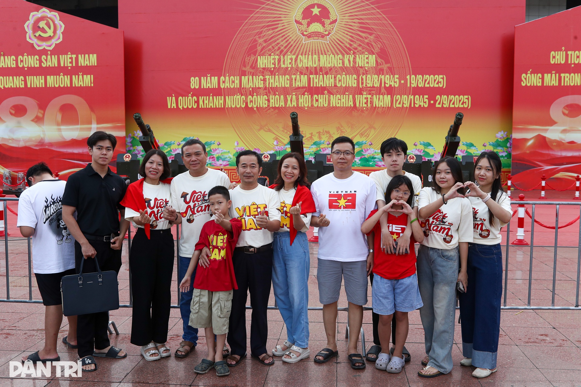 Người dân vượt hàng trăm cây số tới chụp ảnh cùng dàn pháo lễ - 4