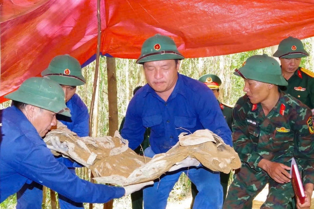 Phát hiện thêm hài cốt liệt sỹ trong rừng tràm - 1 Phát hiện thêm hài cốt liệt sỹ trong rừng tràm - 1