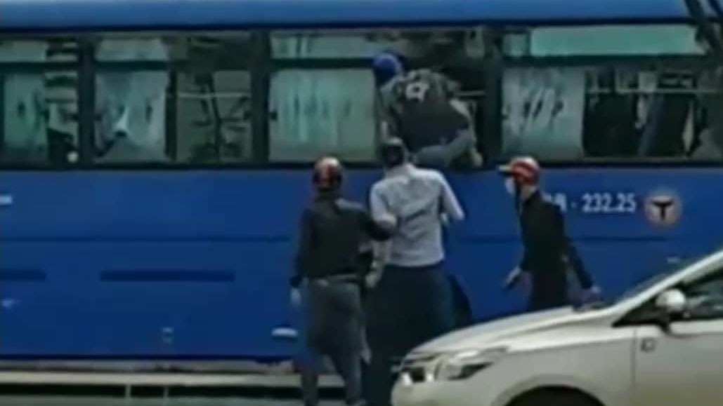 Khởi tố bị can, truy nã các đối tượng trong vụ đập phá xe buýt ở Sài Gòn - 1 Khởi tố bị can, truy nã các đối tượng trong vụ đập phá xe buýt ở Sài Gòn - 1