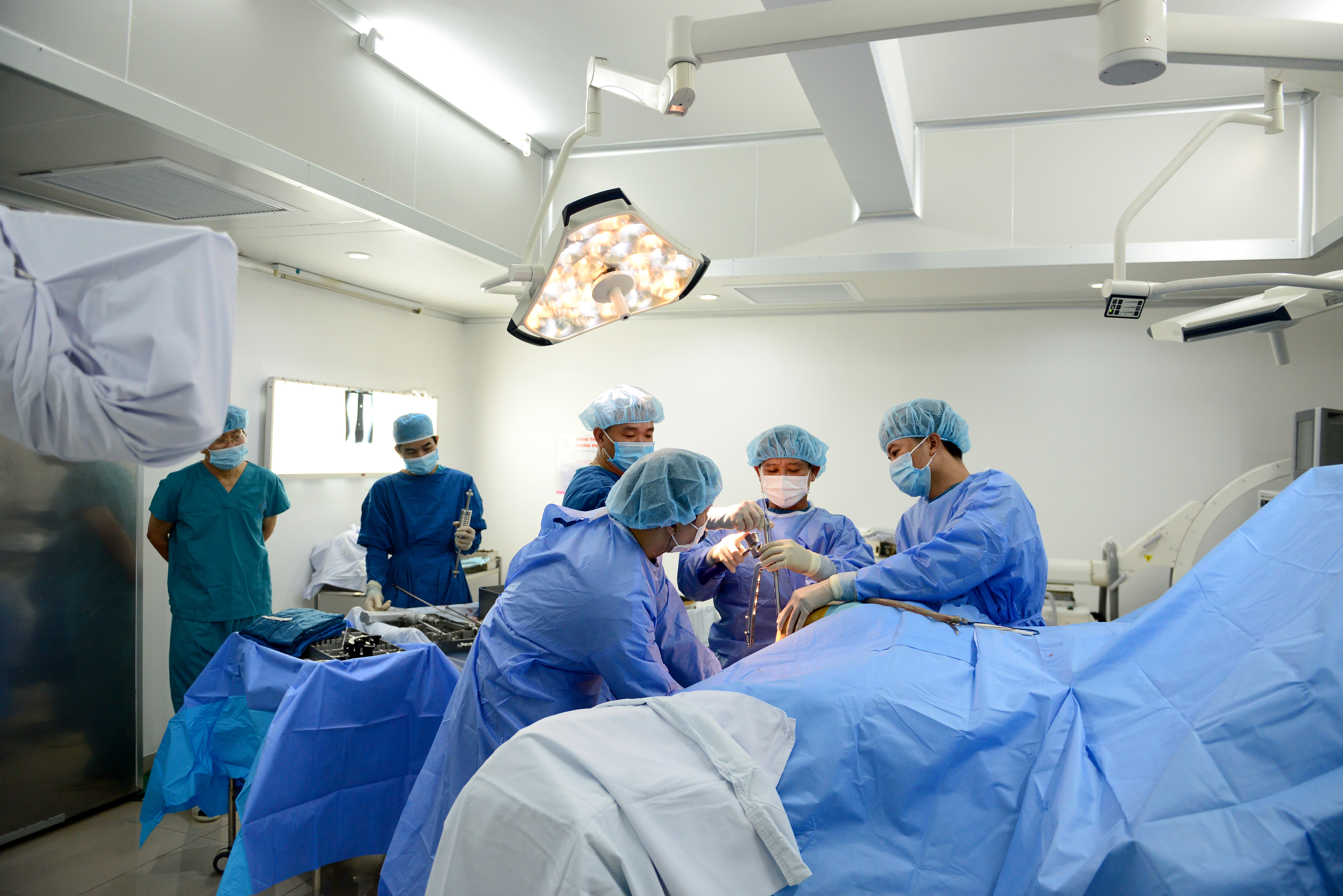 Ca mổ của tuyển thủ Đỗ Hùng Dũng thành công sau hơn 2 giờ phẫu thuật - 1 Ca mổ của tuyển thủ Đỗ Hùng Dũng thành công sau hơn 2 giờ phẫu thuật - 1