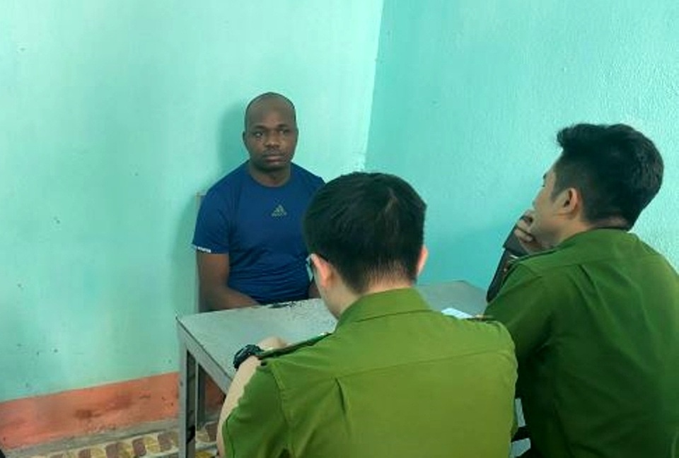 Bắt giữ người nước ngoài lừa đảo chiếm đoạt tài sản - 2 Bắt giữ người nước ngoài lừa đảo chiếm đoạt tài sản - 2